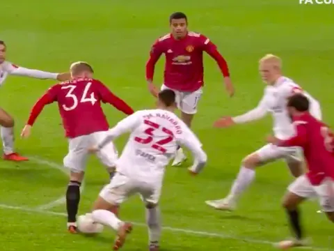Khoảnh khắc cho thấy Solskjaer đang dùng sai Van de Beek