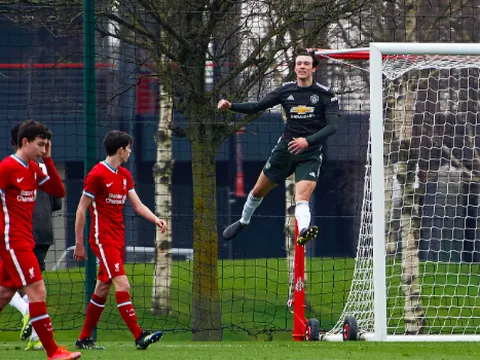 "Kane 2.0" rực sáng, M.U lại gieo sầu cho Liverpool