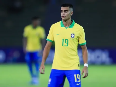 Đây, thái độ 'lạ' của Suarez ngày tập luyện bên cạnh 'bom tấn' Griezmann