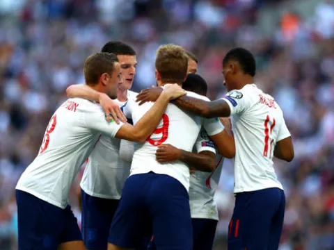 Siêu tiền đạo lập hattrick, Tam sư 'tắm mưa' đối thủ tại Wembley