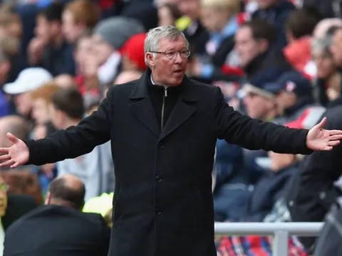 'Sir Alex đứng đợi và xin lỗi, bởi vì tôi đã ở Man Utd từ năm 21 tuổi'