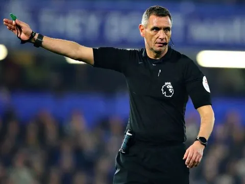 XONG! Lộ diện người đầu tiên trở thành trọng tài VAR ở Premier League