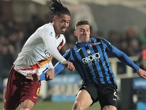 Smalling mắc sai lầm, tự mở cánh cửa trở về Man Utd