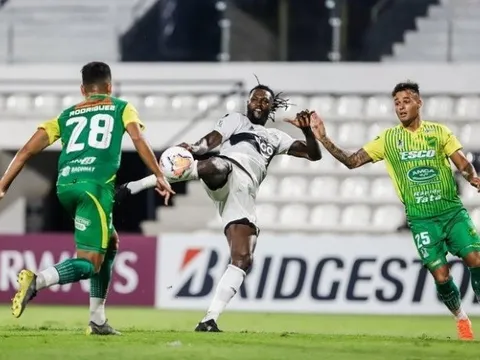 SỐC! Adebayor tung cước đạp thẳng mặt đối thủ