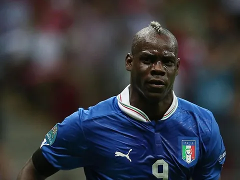 Mario Balotelli bị cảnh sát mời lên đồn vì trò chơi dại