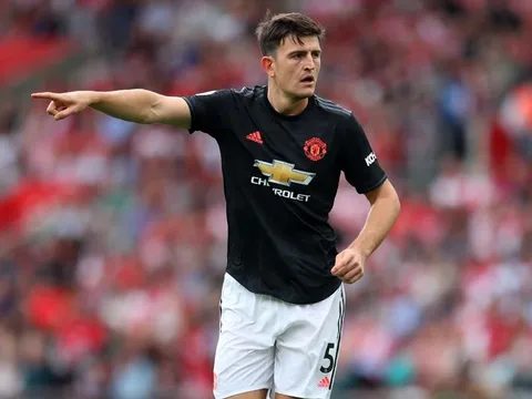 SỐC! CĐV Leicester hành động điên rồ khi đối đầu Maguire