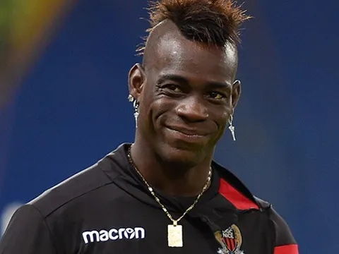 SỐC: Chứng nào tật nấy, Balotelli lại giở thói "chơi ngông"