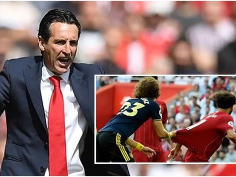 Emery tuyên bố bất ngờ về pha kéo áo của Luiz