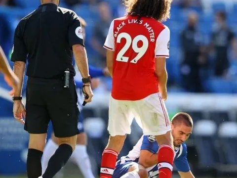 CHOÁNG! Thua đau, sao Arsenal tóm cổ đối thủ ngã trên sân