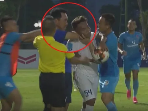 SỐC! HLV Phố Hiến bóp cổ, dí cùi chỏ vào cầu thủ An Giang