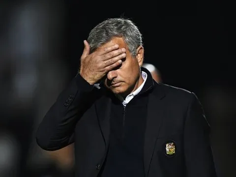 SỐC! Mourinho là tác nhân làm Man Utd tuột 'bom tấn' vào tay Chelsea