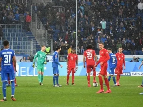 SỐC! Ngưng cống hiến chuyên môn, sao Bayern - Hoffenheim "đá bóng ma" hơn 10 phút