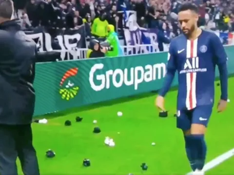 SỐC! NHM đối xử không thể tin nổi với Neymar trước khi ghi bàn