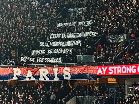 SỐC! NHM PSG giở chứng, làm điều khiêu khích Neymar và Mbappe trên khán đài