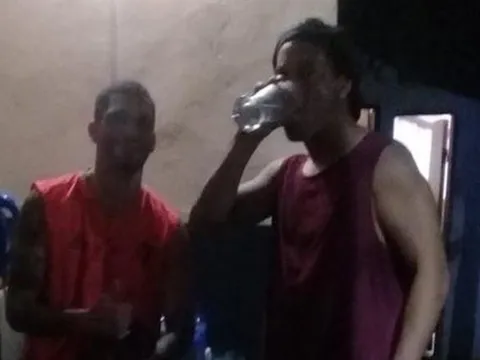 SỐC! Ronaldinho thoải mái uống rượu trong tù