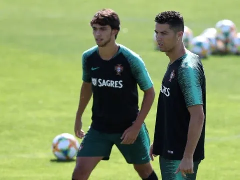 CHOÁNG! Ronaldo làm điều không thể tin nổi với đàn em tuyển Bồ Đào Nha