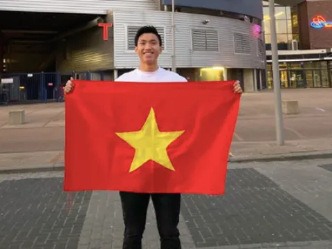 SỐC! Lý do Văn Hậu không đeo khẩu trang khi ra đường ở Hà Lan