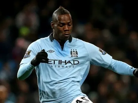 Mario Balotelli gia nhập đội hình huyền thoại của Manchester City