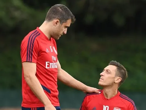 'Nạn nhân' của Arteta nháy mắt với Ozil, lộ bến đỗ mới nếu rời Arsenal