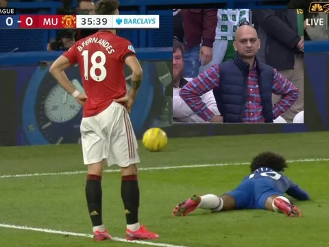 Willian vấp cỏ, Fernandes hóa 'Disappointed Mohammad Akhtar'