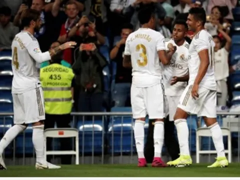 Fan Real cảnh báo Varane: "Cậu ta rất xứng đáng... Hãy cẩn thận!"