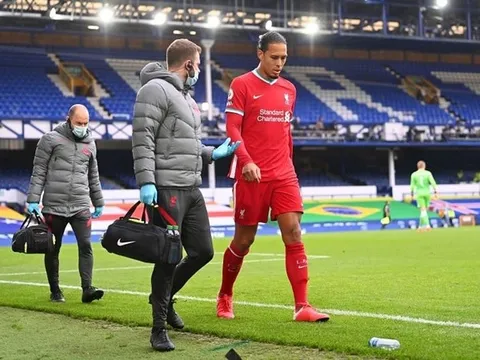 Steven Gerrard chỉ ra Van Dijk của Man Utd