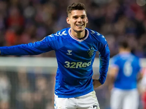 Steven Gerrard níu chân thành công con trai của huyền thoại