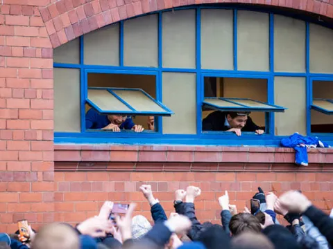 Steven Gerrard và khung cảnh bùng nổ ở Ibrox