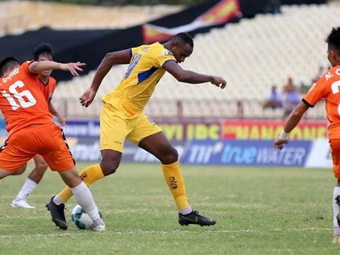 Sự lấp lánh của chiếc áo chuyên nghiệp và chuyện “phép vua thua lệ làng”