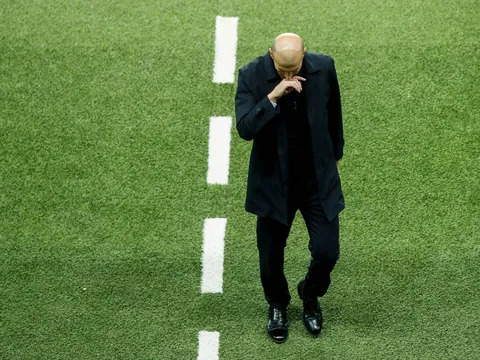 Sự thật là Zidane "mất phép" hay bị cầu thủ "đâm sau lưng"?