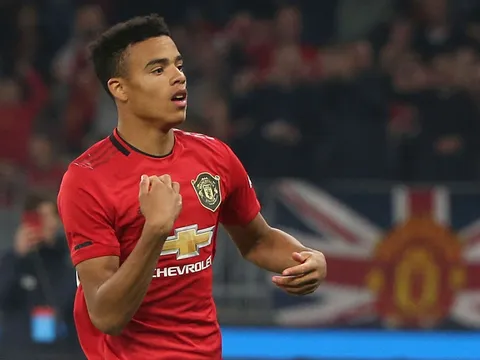 Sút 2 chân như 1, Greenwood gây choáng cho đàn anh ở Man Utd