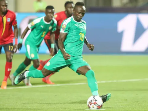 Sút hỏng penalty, ngôi sao Liverpool vẫn đưa đội nhà vào tứ kết