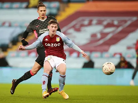 Sút tung lưới Liverpool, sao mai Villa nhận thông điệp từ Michael Owen