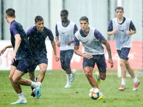 Tắm mưa Trung Quốc, CLB này quyết tâm hạ gục Man United