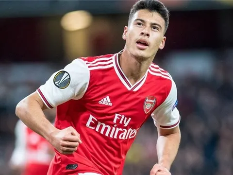 Tân binh Arsenal lập cú đúp và đây là phản ứng của Aubameyang trên ghế dự bị