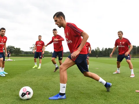 Tân binh đi bóng, cả đội Arsenal phải ngước nhìn