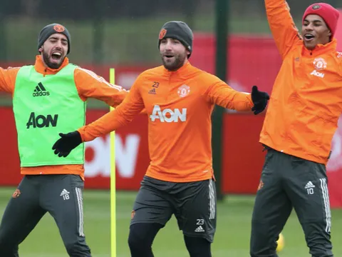 Tân binh khoe "hàng" cực độc, lộ bầu không khí khó tin trên sân tập Man Utd