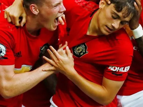 Tân binh Man Utd bật khóc sau khi sút tung lưới Chelsea