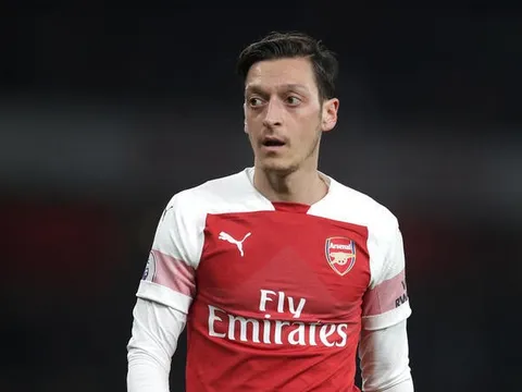 Tân binh tỏa sáng, Ozil tính chuyện ra đi