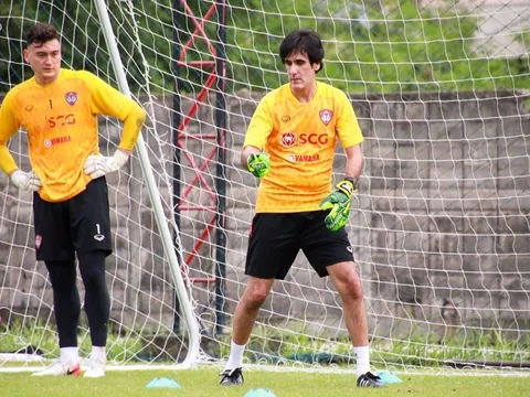 Muangthong thuê HLV thủ môn khủng từ châu Âu kèm Văn Lâm