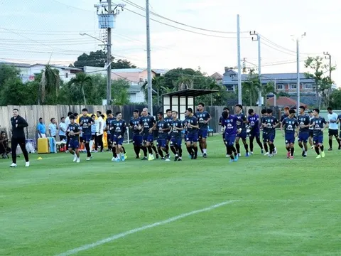 HLV Akira Nishino và “phù thủy” Park Hang-seo thay phiên “tung hỏa mù”