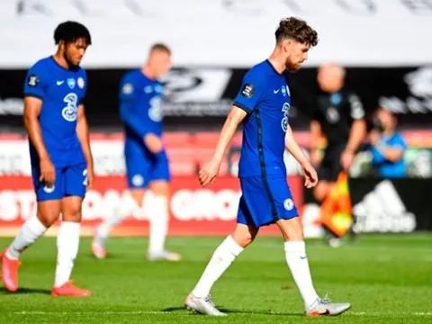 Thua tan nát, fan Chelsea điên tiết: "Bán ngay gã hề đó cho Juve"