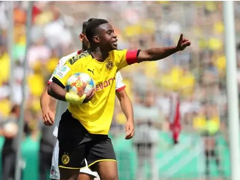 Lại ghi bàn, "thần đồng hay hơn cả Sancho" khiến giới mộ điệu phát cuồng