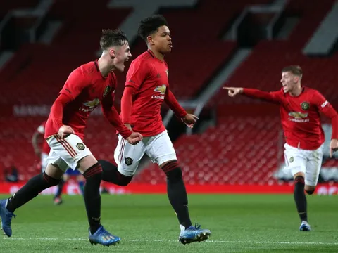 "Thần đồng" 16 tuổi nổ súng, Man Utd thắng kịch tính vào bán kết