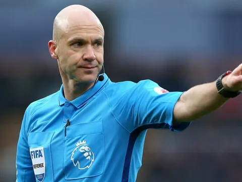 'Thánh thẻ đỏ' Premier League làm tình nguyện viên chống COVID-19