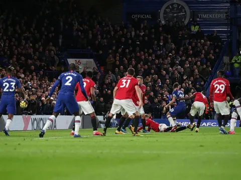 'Thật vô lý! Fred đã đẩy Azpilicueta'