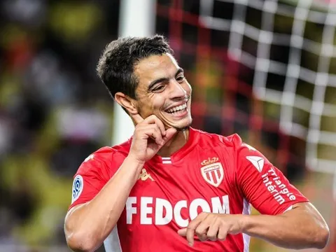 Thâu tóm "Kẻ sánh ngang Mbappe", Man United đụng độ 8 ông lớn