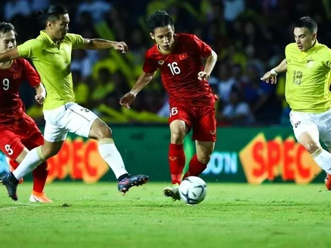 Thấy gì qua việc HLV Akira Nishino “cấm cửa” truyền thông Thái Lan?