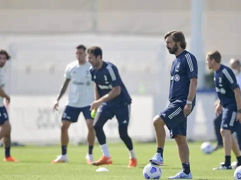 Thầy trò Andrea Pirlo cùng "nhìn về 1 hướng" trên sân tập của Juventus