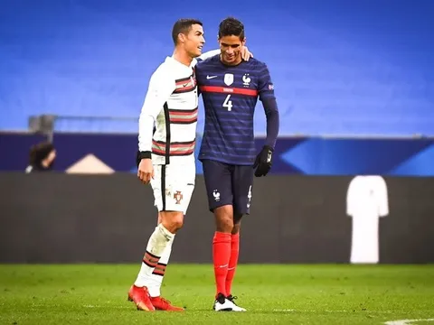 Thay vì Varane, Man Utd hãy tất tay cho 'gã khổng lồ' của La Viola